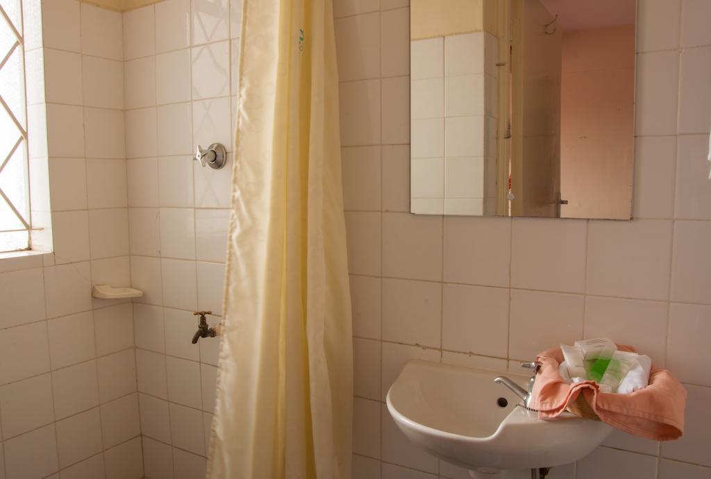Blue Hut Hotel Найроби Экстерьер фото